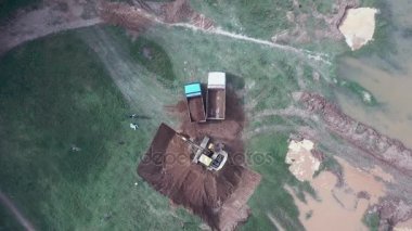 toprak küçük bir kamyon yükleme bir ekskavatör havadan görünümü