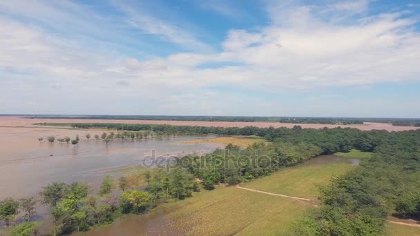 Luchtfoto panning shot van overstroomd agrarische velden — Stockvideo