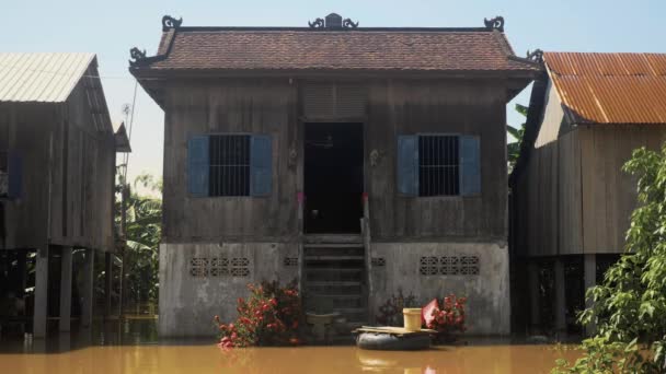 Eaux d'inondation avec bouée flottant devant la maison inondée . — Video