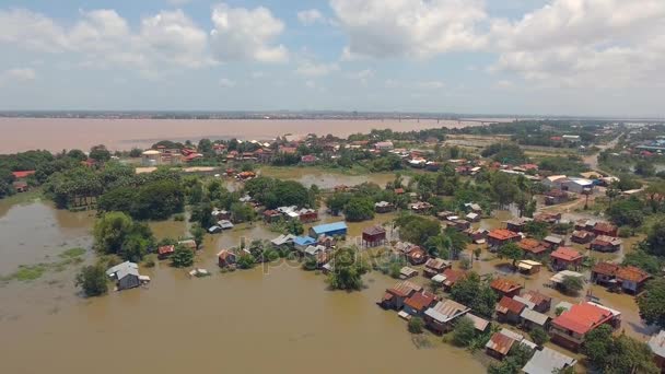 Visão drone: voando sobre aldeias inundadas durante as chuvas de monção — Vídeo de Stock