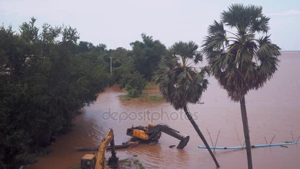 Deux pelles sur zone inondée . — Video