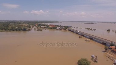 Robot görünümü: kent içi su dolu nehri geçip çalıştıran bir beton köprü doğru uçan