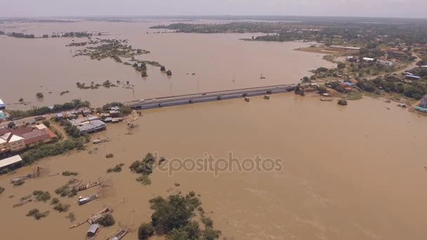 Sorvolando un ponte di cemento che attraversa il fiume allagato nell'area urbana — Video Stock