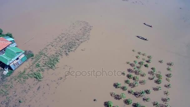 Vue sur drone : survoler deux petits bateaux se déplaçant dans un champ inondé en zone rurale — Video