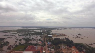  Robot görünümü: Ana yol sular altında Köyü ve alanlar üzerinden gidiyor üzerinden uçmak 