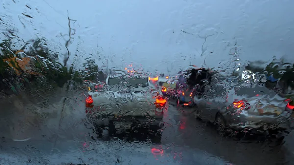 Yağmur trafik sıkışıklığı