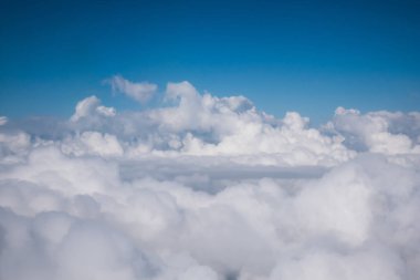 Bulut ve mavi gökyüzü