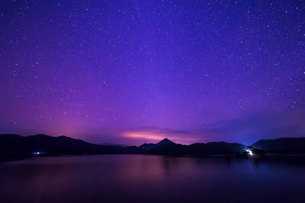 山、川、夜の空の星 — ストック写真