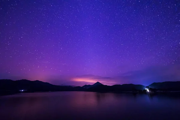 Montanha, rio, As estrelas no céu noturno — Fotografia de Stock