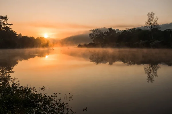 Sonnenaufgang am Fluss mit Nebel — Stockfoto