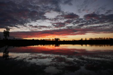 Sabah sahne bulutlar ve gökyüzü ile yansıtır.