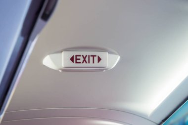 Uçakta çıkış işareti.