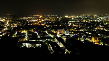 Gece şehir ışığında.