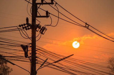 Elektrik direkleri ve güç hatları gölge.