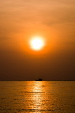 Sunrise görüntü denizde.
