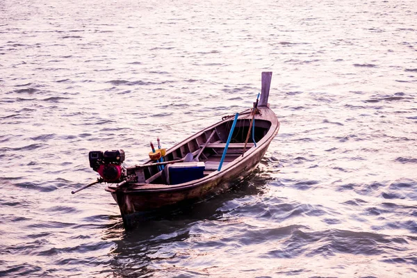 Kleines Boot auf dem Meer. — Stockfoto