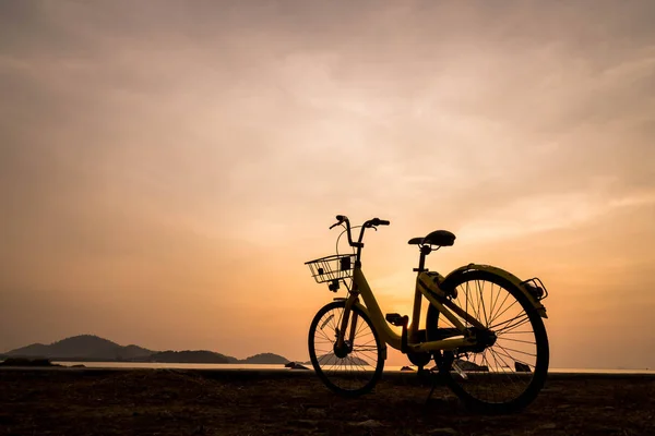 Silhouette of bicycle at sunrise. — Stock Photo, Image