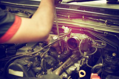 Hasarlı motor sistemi tamir ediliyor.