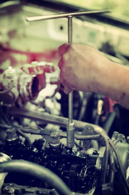 Hasarlı motor sistemi tamir ediliyor.