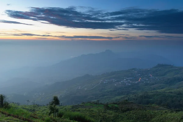 Dağ güzel gökyüzü ile görüntüleyin
