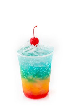 İtalyan soda ve plastik kap içinde kiraz