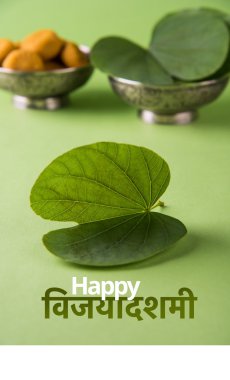 tebrik kartı mutlu vijayadashmi veya mutlu dussehra, hint festivali dussehra, gümüş kase geleneksel hint tatlılar pedha ile apta yaprağı veya Bauhinia racemosa gösteren söyleyerek