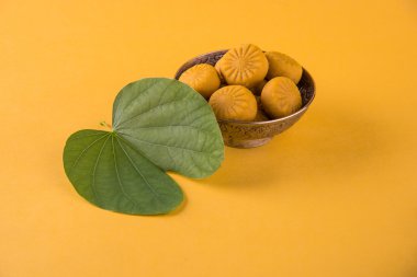hint festivali dussehra veya vijayadashmi veya ayudh puja, gümüş kase geleneksel hint tatlılar pedha ile apta yaprağı veya Bauhinia racemosa gösteren