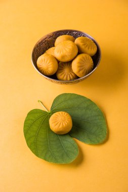 hint festivali dussehra veya vijayadashmi veya ayudh puja, gümüş kase geleneksel hint tatlılar pedha ile apta yaprağı veya Bauhinia racemosa gösteren
