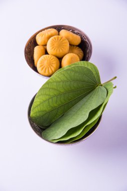 hint festivali dussehra veya vijayadashmi veya ayudh puja, gümüş kase geleneksel hint tatlılar pedha ile apta yaprağı veya Bauhinia racemosa gösteren