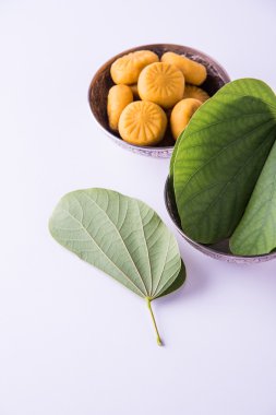 hint festivali dussehra veya vijayadashmi veya ayudh puja, gümüş kase geleneksel hint tatlılar pedha ile apta yaprağı veya Bauhinia racemosa gösteren