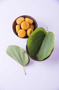 hint festivali dussehra veya vijayadashmi veya ayudh puja, gümüş kase geleneksel hint tatlılar pedha ile apta yaprağı veya Bauhinia racemosa gösteren