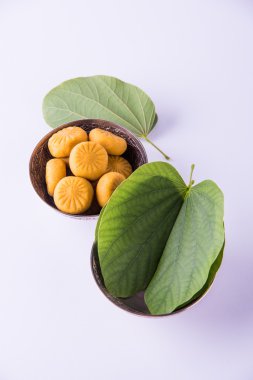 hint festivali dussehra veya vijayadashmi veya ayudh puja, gümüş kase geleneksel hint tatlılar pedha ile apta yaprağı veya Bauhinia racemosa gösteren