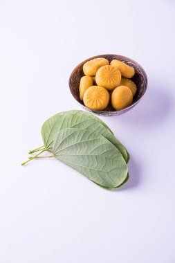 hint festivali dussehra veya vijayadashmi veya ayudh puja, gümüş kase geleneksel hint tatlılar pedha ile apta yaprağı veya Bauhinia racemosa gösteren