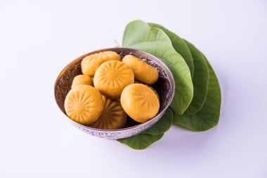 hint festivali dussehra veya vijayadashmi veya ayudh puja, gümüş kase geleneksel hint tatlılar pedha ile apta yaprağı veya Bauhinia racemosa gösteren