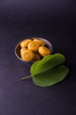 hint festivali dussehra veya vijayadashmi veya ayudh puja, gümüş kase geleneksel hint tatlılar pedha ile apta yaprağı veya Bauhinia racemosa gösteren