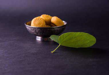 hint festivali dussehra veya vijayadashmi veya ayudh puja, gümüş kase geleneksel hint tatlılar pedha ile apta yaprağı veya Bauhinia racemosa gösteren