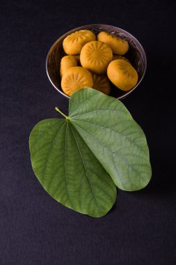 hint festivali dussehra veya vijayadashmi veya ayudh puja, gümüş kase geleneksel hint tatlılar pedha ile apta yaprağı veya Bauhinia racemosa gösteren