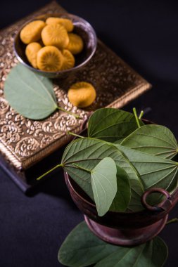 hint festivali dussehra veya vijayadashmi veya ayudh puja, gümüş kase geleneksel hint tatlılar pedha ile apta yaprağı veya Bauhinia racemosa gösteren