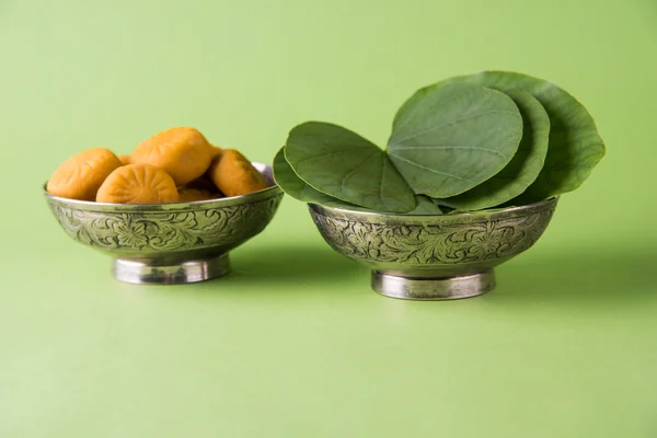 Festival indio dussehra o vijayadashmi o ayudh puja, mostrando apta hoja o Bauhinia racemosa con dulces indios tradicionales pedha en tazón de plata — Foto de Stock
