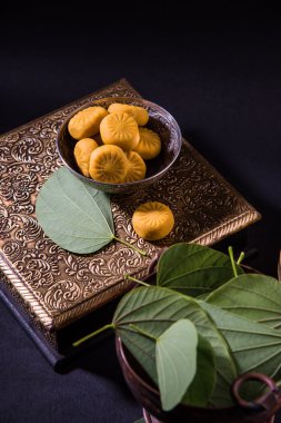 hint festivali dussehra veya vijayadashmi veya ayudh puja, gümüş kase geleneksel hint tatlılar pedha ile apta yaprağı veya Bauhinia racemosa gösteren