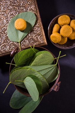 hint festivali dussehra veya vijayadashmi veya ayudh puja, gümüş kase geleneksel hint tatlılar pedha ile apta yaprağı veya Bauhinia racemosa gösteren