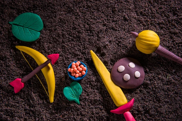 Feliz dussehra, feliz aayudha pooja o puja o feliz vijayadashami tarjeta de felicitación hecha con fotografía de modelo de arcilla de brazos como arco y flecha, espada / escudo, gadda o gada y dulces con hoja de apta — Foto de Stock