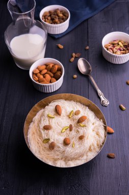 Hint tatlı sutarfeni veya sutar feni veya firni veya seviyan veya parçalanmış, laccha, lapa lapa-pirinç-pamuk helva, oluşturmak için erimiş şeker ile harmanlanmış ghee içinde kavrulmuş un fıstık ve badem ile tepesinde