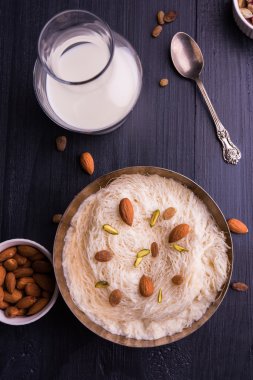 Hint tatlı sutarfeni veya sutar feni veya firni veya seviyan veya parçalanmış, laccha, lapa lapa-pirinç-pamuk helva, oluşturmak için erimiş şeker ile harmanlanmış ghee içinde kavrulmuş un fıstık ve badem ile tepesinde