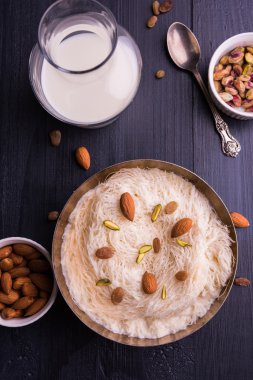 Hint tatlı sutarfeni veya sutar feni veya firni veya seviyan veya parçalanmış, laccha, lapa lapa-pirinç-pamuk helva, oluşturmak için erimiş şeker ile harmanlanmış ghee içinde kavrulmuş un fıstık ve badem ile tepesinde