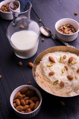 Hint tatlı sutarfeni veya sutar feni veya firni veya seviyan veya parçalanmış, laccha, lapa lapa-pirinç-pamuk helva, oluşturmak için erimiş şeker ile harmanlanmış ghee içinde kavrulmuş un fıstık ve badem ile tepesinde