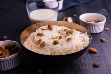 Hint tatlı sutarfeni veya sutar feni veya firni veya seviyan veya parçalanmış, laccha, lapa lapa-pirinç-pamuk helva, oluşturmak için erimiş şeker ile harmanlanmış ghee içinde kavrulmuş un fıstık ve badem ile tepesinde