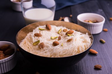 Hint tatlı sutarfeni veya sutar feni veya firni veya seviyan veya parçalanmış, laccha, lapa lapa-pirinç-pamuk helva, oluşturmak için erimiş şeker ile harmanlanmış ghee içinde kavrulmuş un fıstık ve badem ile tepesinde