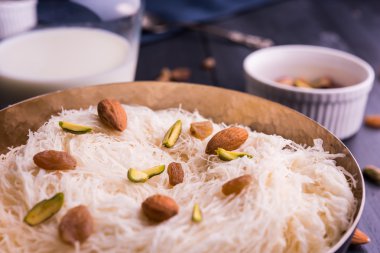 Hint tatlı sutarfeni veya sutar feni veya firni veya seviyan veya parçalanmış, laccha, lapa lapa-pirinç-pamuk helva, oluşturmak için erimiş şeker ile harmanlanmış ghee içinde kavrulmuş un fıstık ve badem ile tepesinde