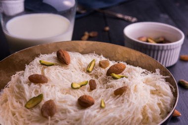 Hint tatlı sutarfeni veya sutar feni veya firni veya seviyan veya parçalanmış, laccha, lapa lapa-pirinç-pamuk helva, oluşturmak için erimiş şeker ile harmanlanmış ghee içinde kavrulmuş un fıstık ve badem ile tepesinde